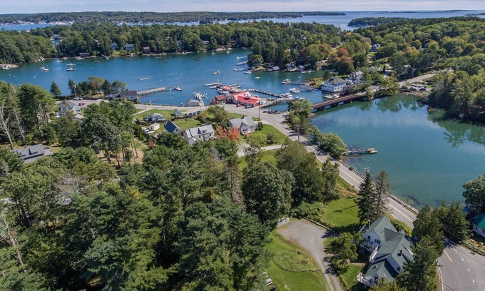 Southport Casa | Newly Renovated 3 B/2.5B Suite in 1790's Sea Captains House