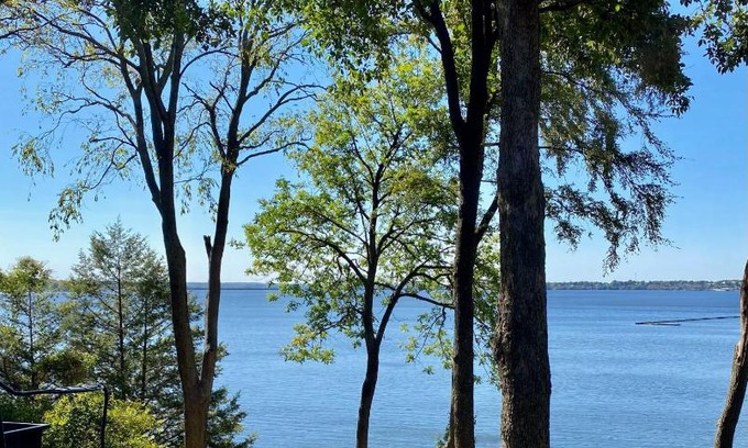 Vinita Casa | Newly Renovated 4B, 2.5 bath Lakefront home with South Grand Lake Views and dock