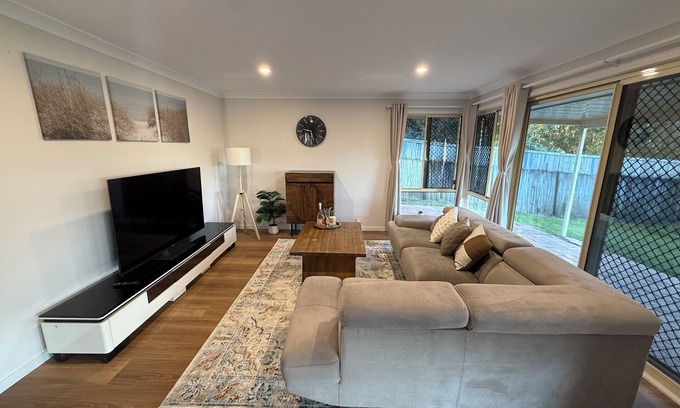 Kuraby Casa | Newly Renovated 4BR Home Near Transport & Shopping Center