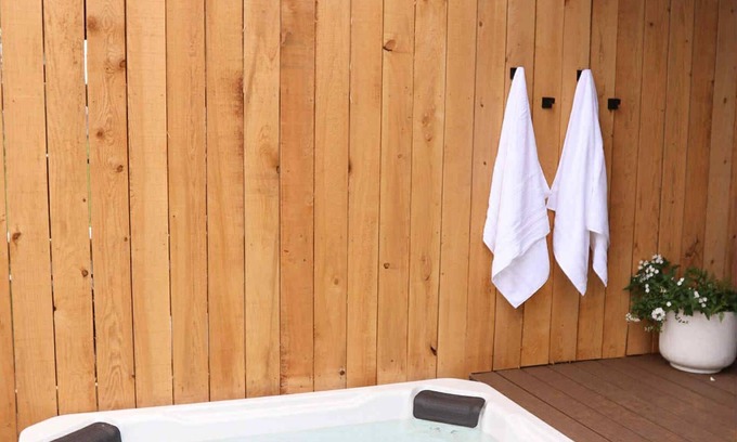 Gordonville Casa | Newly Renovated 5- Bedroom House w/Hottub & Option to Gather Your Own Eggs