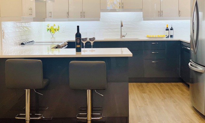 Petrolia Apartamento | Newly renovated apartment in the heart of downtown Petrolia -The Elizabeth Suite