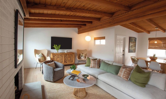 Santa Ana Heights Casa | Newly renovated casual and comfortable modern home steps to beach