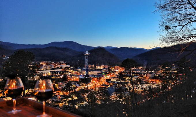 Gatlinburg Cabina | Newly Renovated Cabin- 2 Bedroom Luxury Suite Above DT Gatlinburg