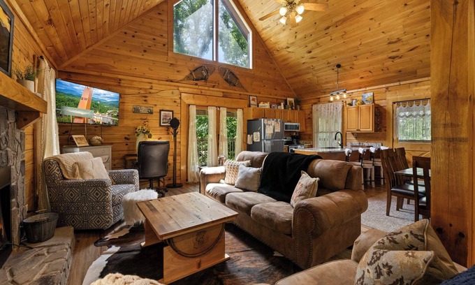 Sevierville Cabina | Newly Renovated Cabin w/ Hot Tub, Lake & BBQ!