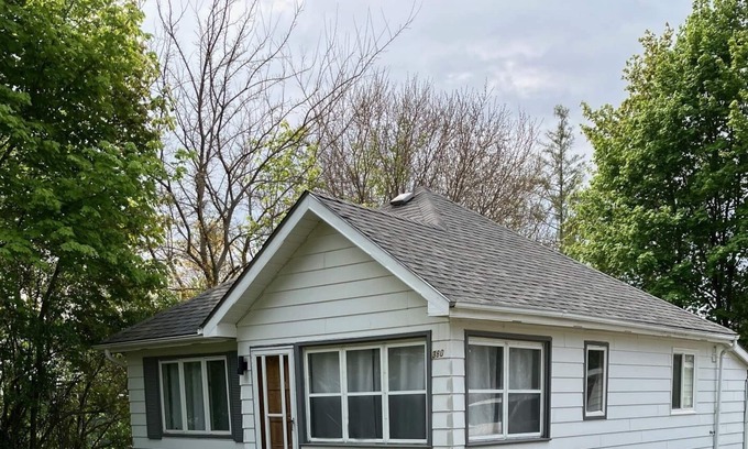 Port Elgin Cabaña | Newly Renovated Cottage Between Port Elgins Main Beach and Downtown Core
