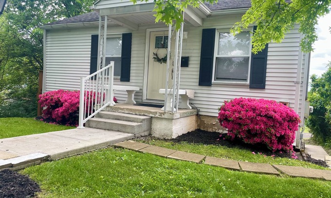 Morgantown Casa | Newly Renovated Cottage near WVU Hospital, short walk to Football Stadium.