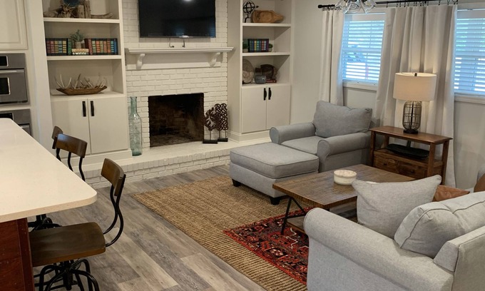 Pope Casa | Newly Renovated, Cozy 3 Bedroom Home - 5 minutes from Enid Lake
