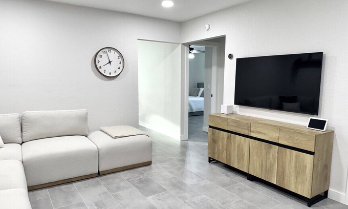 Wellington Casa | Newly renovated cozy 2 bedroom 2 bath home