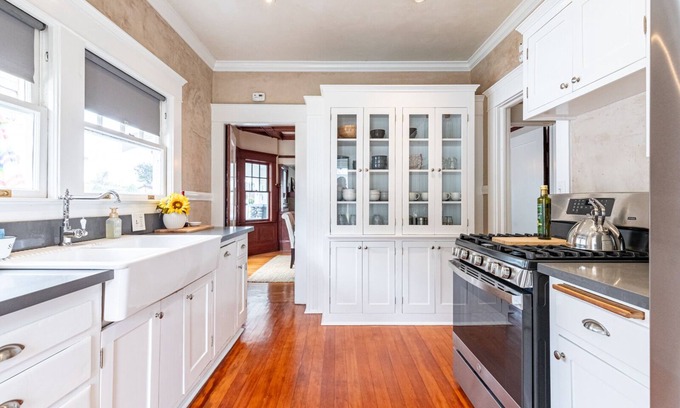 Westmont Casa | Newly Renovated Craftsman minutes to Claremont Village & Colleges.