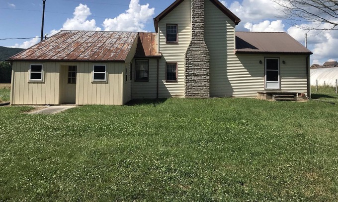 Craig Creek Otro | Newly renovated Farmhouse on 40 acres along Craig Creek.