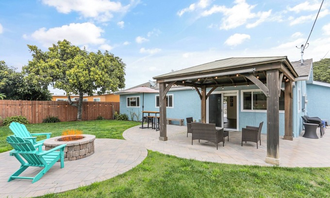 Lincoln Acres Casa | Newly Renovated | Fire Pit | Huge Yard | Pets