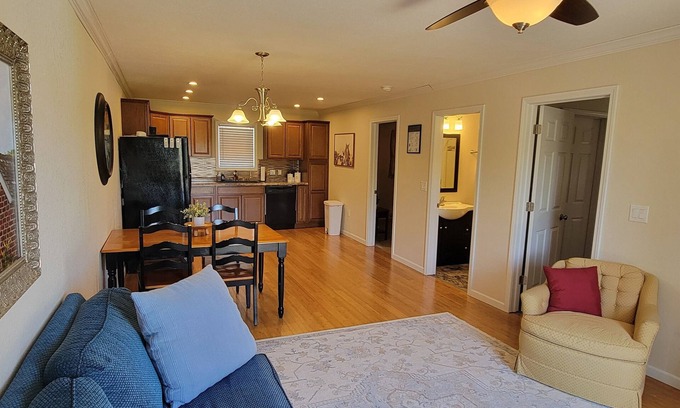 Nauvoo Apartamento | Newly Renovated Full Family Apt. - Centrally Located in Nauvoo - some stairs
