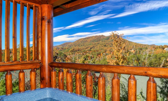 Sevierville Cabina | * Recién renovado * Complejo cerrado con mini golf, loft de juegos, piscinas, WiFi, ¡qué vista!