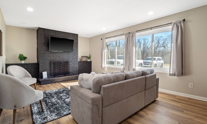 Independence Casa | Newly Renovated House only 4 minutes to Arrowhead Stadium!! Newly remodeled home