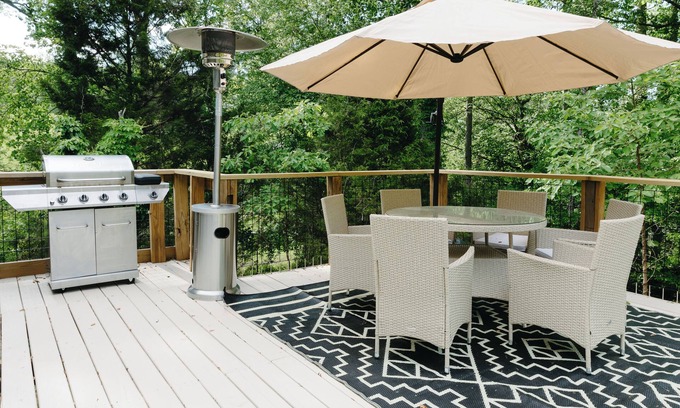 Oakley Casa | Newly Renovated + King Suite, 4 Queens, Fire pit, Grill + Creek Views