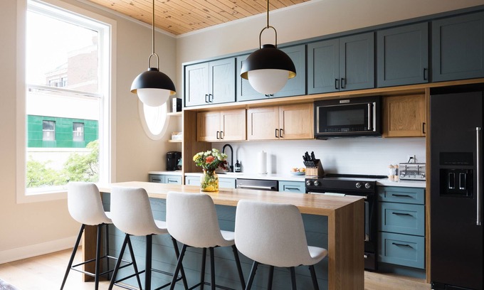 Traverse City Condominio | Newly Renovated Luxury Loft with Rooftop Patio in the Heart of Downtown TC