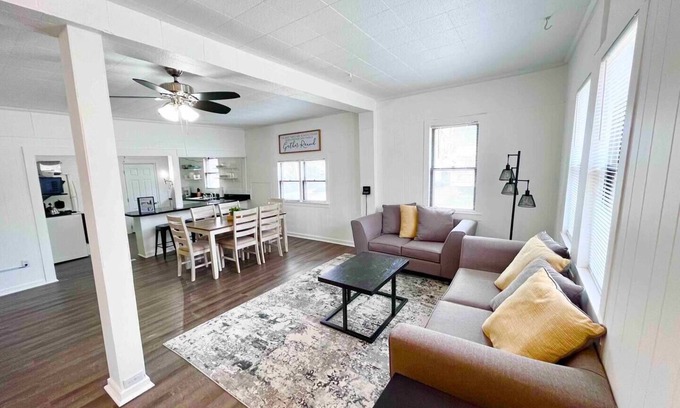 Clear Lake Cabaña | Newly Renovated, Lake Haven Cottage, 3 Bedroom, Sleeps 6, Clear Lake, Iowa