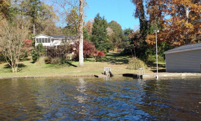Semora Casa | Lakehouse recientemente renovado!