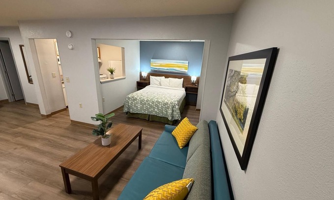 Greensboro Apartamento | NEWLY RENOVATED- Long Term Stay.