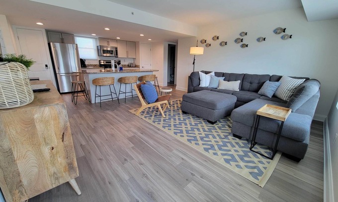 Dewey Beach Condominio | Newly Renovated Modern 2 Bed/2 Bath Condo w/ Pool 1 Block to Beach