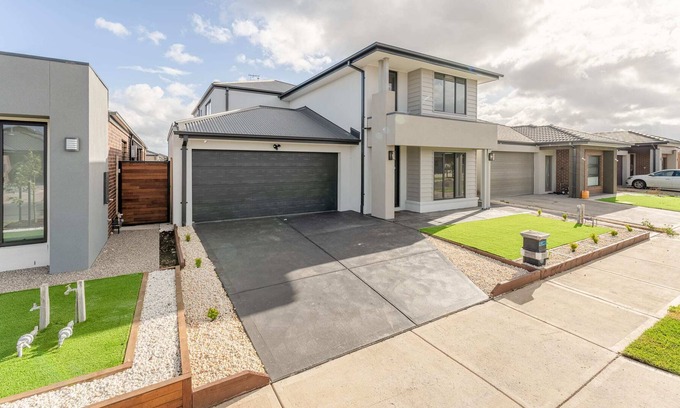 Tarneit Casa | Newly Renovated, Modern 5BR Holiday Home