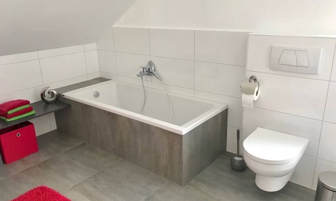 Mutlangen Apartamento | Recientemente renovado y recién amueblado Dachgeschosswohung