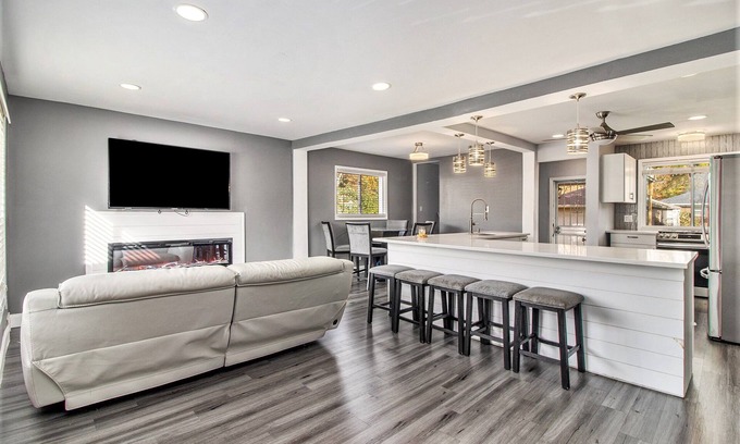 Oak Park Casa | Newly Renovated Oak Park Home