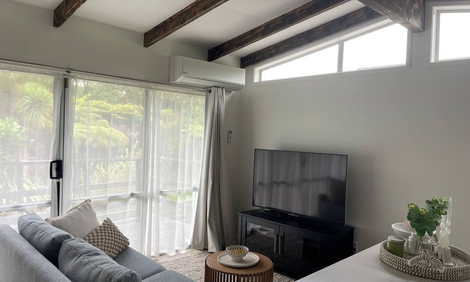 Shelly Park Cabaña | Newly renovated one bedroom house near beaches, shopping and great schools