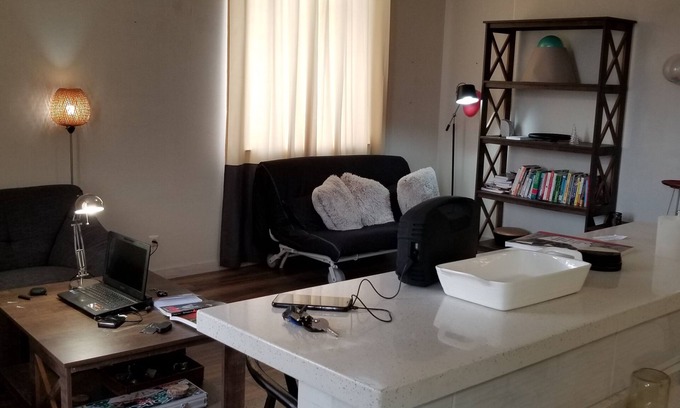 Tbilisi Apartamento | Estudio recientemente renovado de un dormitorio con todos los muebles y cocina.