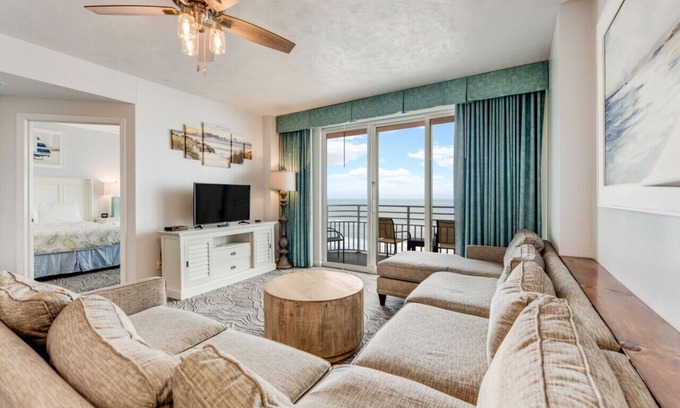 Daytona Beach Apartamento | Newly Renovated Paradise: Direct Oceanfront 3BR @ The Wyndham Ocean Walk Resort