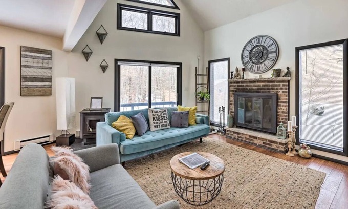 Tobyhanna Chalet De Esquí | Newly Renovated Poconos Chalet at the Center of all Outdoor Attractions!