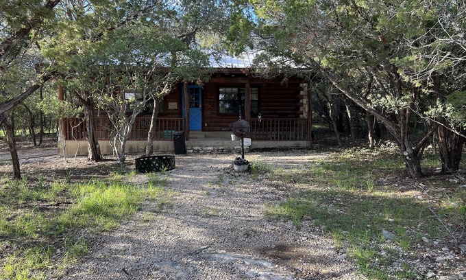 Concan Cabina | Newly Renovated Rustic Cabin at the Frio