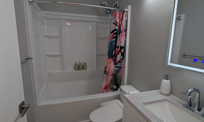 Waikiki Apartamento | Newly renovated, secure, 2-bedroom apartment in beautiful Waikiki with AC