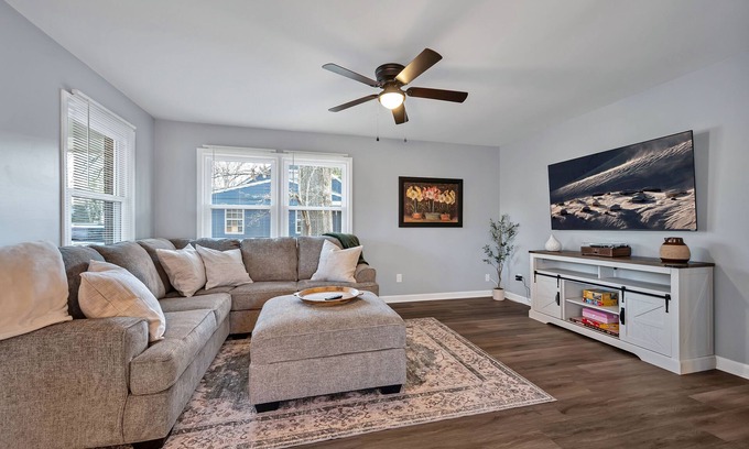 Apex Casa | Newly Renovated, Steps to Downtown, 2 King Beds