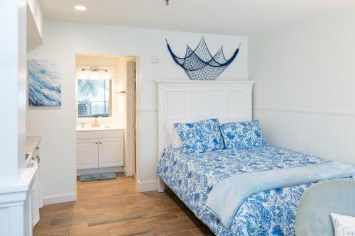 Saint Helena Island Casa | Newly Renovated Sunsuite! Centrally Located with Resort Access!