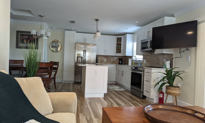 Bonita Shores Casa | Newly Renovated Waterfront Cottage