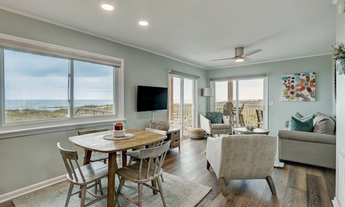 Wilmington Beach Condominio | Newly Renovated Ocean Front Condo with Wrap Around Deck and Private Beach Access