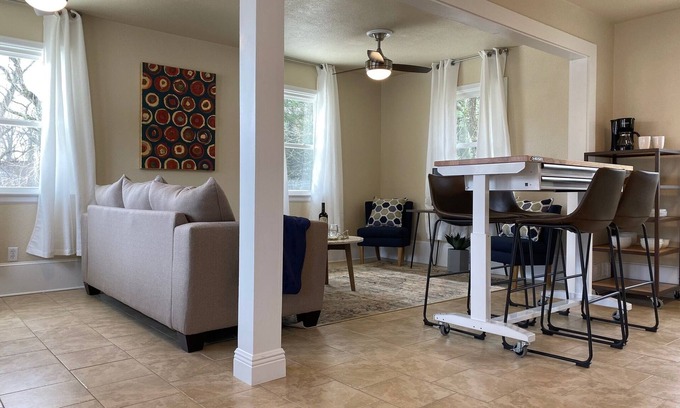 Hendersonville Cabaña | Recién renovado 1 BR / 1 BA Cottage cerca del centro de Hendersonville-600 sq. Ft.