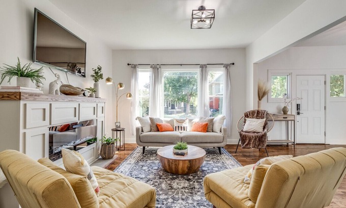 Central Oklahoma City Casa | Newly Renovated Villa|🚶1min from Plaza District|Hot Tub|🎱Pool Table|🐶Friendly