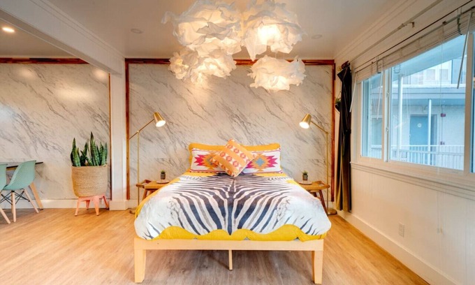 Woodland in Waverly Condominio | NEWLY RENOVATED! Vibrant Exciting Nash Condo+ Pool