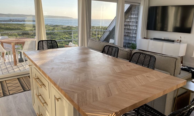 Town of East Hampton Condominio | Newly renovated Waterfront condo with amazing views, private beach, pool & more