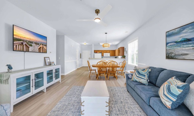 North Myrtle Beach Condominio | Newly Updated Condo for Beach Pool and Golf Lovers