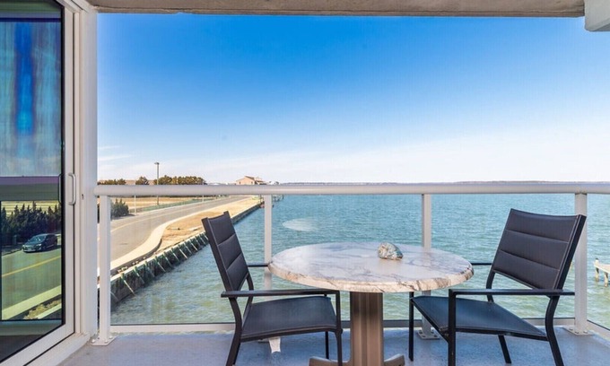 Midtown Ocean City Condominio | NEWLY UPDATED!! 2BR Condo Blocks to the Boardwalk