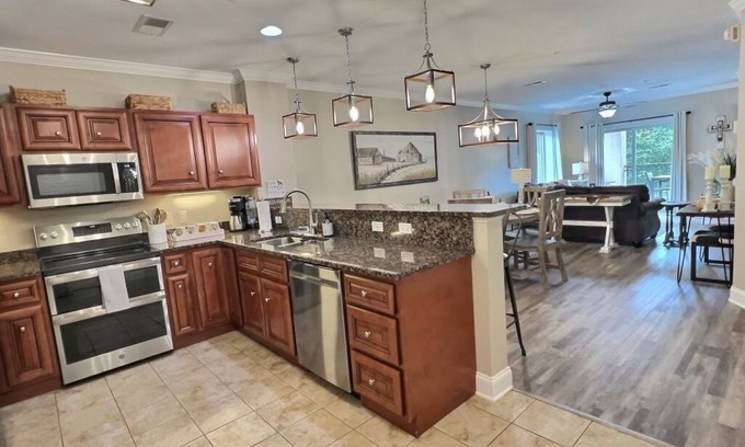 Gatlinburg Condominio | Newly Updated Beautiful Condo & BEST kept secret - Steps Away from "The Strip"!!