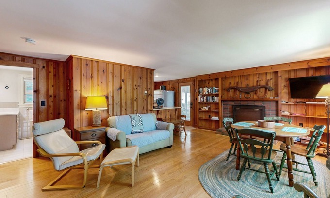 Mashpee Cabaña | Newly updated lakefront cottage with screened porch, large yard & kayaks