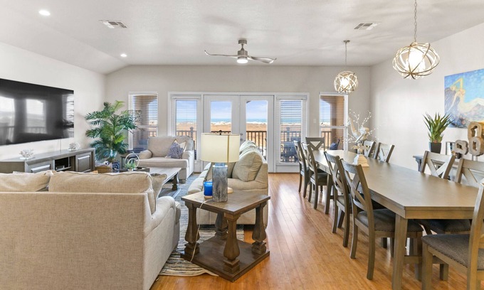 Corpus Christi Casa | Newly updated- Mermaid Cove, Padre Island -Whitecap Beach - Across the Gulf!