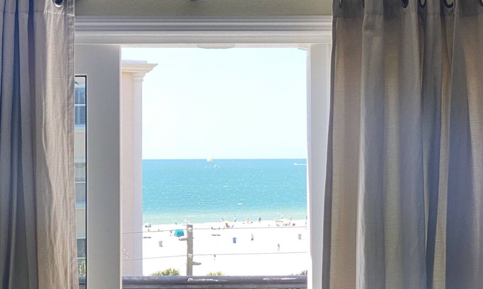 Treasure Island Condominio | Condominio grande en la planta superior con balcones del sur y oeste