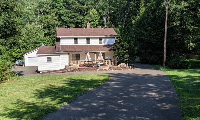 Farmington Casa | HERMOSA CASA PRIVADA ACTUALIZADA EN UN ACRE CON PATIO NATURAL CREEK