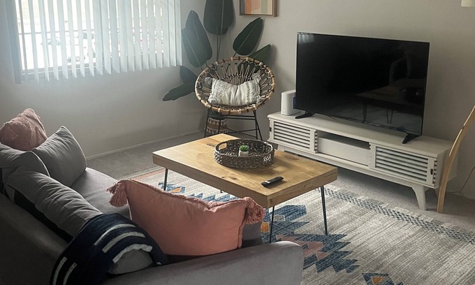 East Side Costa Mesa Apartamento | Newport Beach 1BR Apartment. Reduced rates during Fall and for long term rentals