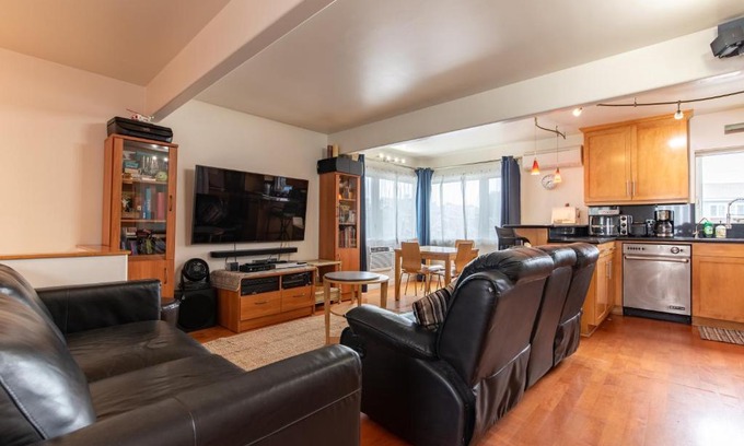 West Newport Casa | Newport Beach House 1 block from the beach FREE pickleball courts and 5 beach cruisers